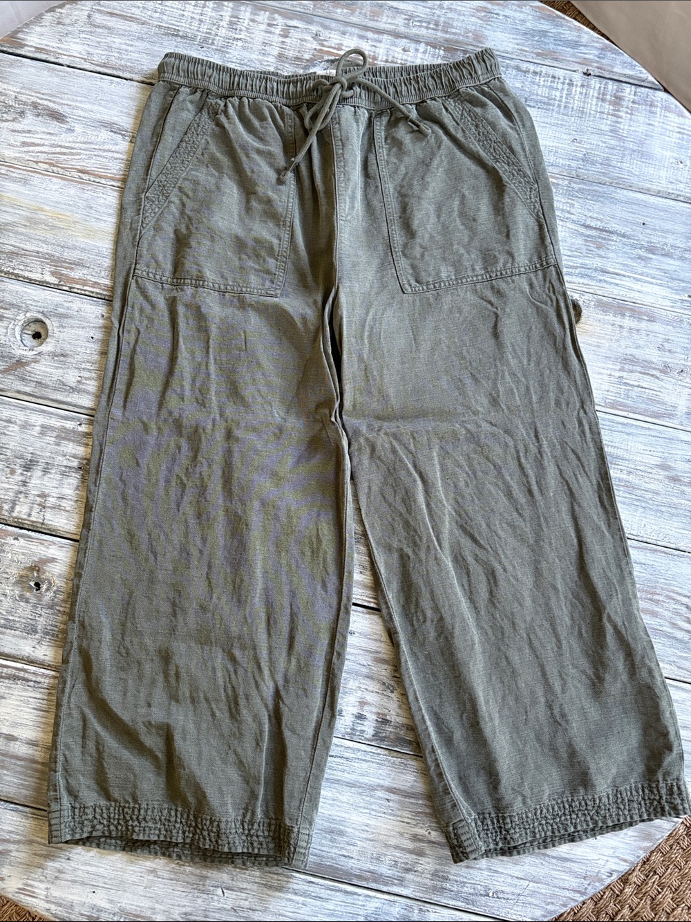 As new, Joie army green linen blend flowy capri pants, size L